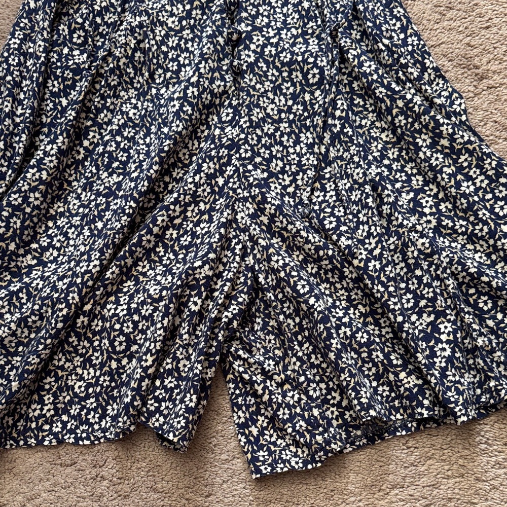 Vintage Westport Ltd. Floral Fit & Flowy Romper.. Blue & White Floral. Size M - Picture 8 of 16